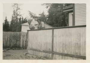 Image: Freida and Kate Hettasch leaning on fence